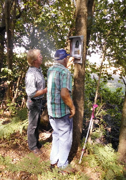 Manfred beim Einsetzen des Fotos