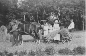 03_1934 Familie Wernitz mit Grasmäher 03_1934 Familie Wernitz mit Grasmäher